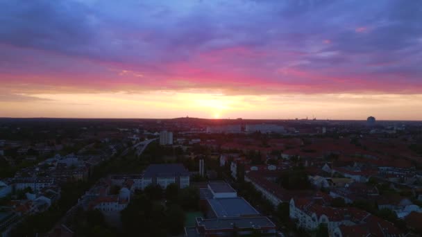 ベルリンのダウンタウンの上にピンクの紫色のオレンジ色の太陽の街の曇りのカラフルな夕日Steglitz 首都ドイツヨーロッパ 夏の夜20ドローンにスライドブーム 4Kフィルム — ストック動画