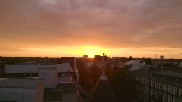 ベルリンのダウンタウンの上にピンクの紫色のオレンジ色の太陽の街の曇りのカラフルな夕日Steglitz 首都ドイツヨーロッパ 夏の夜20右ドローンにスライドブーム4K映画 — ストック動画