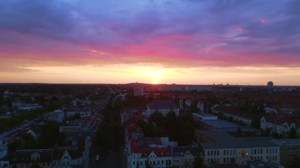 Rózsaszín Lila Narancs Nap Város Felhős Színes Naplemente Felett Berlin — Stock videók