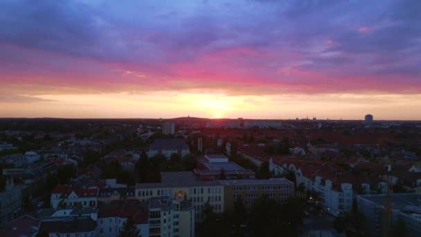 Розово Фиолетовое Оранжевое Солнце Город Облачный Цветовой Закат Над Центром — стоковое видео