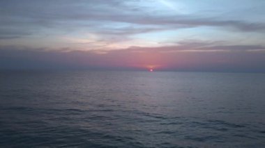 Bulutlu gökyüzü deniz günbatımı, doğal plajda. Ada Koh Kood, Tayland Yaz Akşamı 2022 İHA 4K Cinematic.