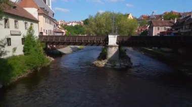 Krumlov Cesky kasabası, tepedeki kale, Moldova nehri, Avrupa 'daki Güney Bohemya Czech Cumhuriyeti kalesi, 2023 yazında 4K insansız hava aracı ters uçuşu..