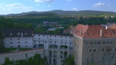 Krumlov Cesky kasabası, tepedeki kale, Moldova nehri, Avrupa 'daki Güney Bohemya Czech Cumhuriyeti şatosu, 2023 yazında panorama insansız hava aracı 4K uhd sinematik görüntüler..