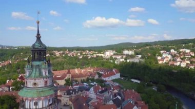 Krumlov Cesky kasabası, tepedeki kale, Moldova nehri, Avrupa 'daki Güney Bohemya Czech Cumhuriyeti şatosu, 2023 yazında Hyperlapse motionlapse zaman aşımı 4K uhd sinematik görüntü..