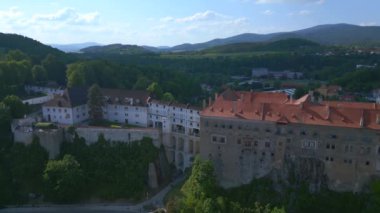 Krumlov Cesky kasabası, tepedeki kale, Moldova nehri, Avrupa 'daki Güney Bohemya Czech Cumhuriyeti şatosu, 2023 yazında panorama insansız hava aracı 4K uhd sinematik görüntüler..
