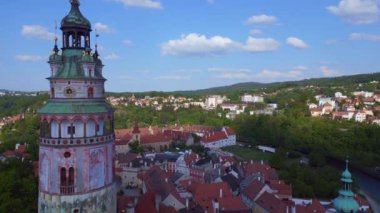 Krumlov Cesky kasabası, tepedeki kale, Moldova nehri, Avrupa 'daki Güney Bohemya Czech Cumhuriyeti şatosu, 2023 yazında panorama insansız hava aracı 4K uhd sinematik görüntüler..