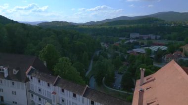 Krumlov Cesky kasabası, tepedeki kale, Moldova nehri, Avrupa 'daki Güney Bohemya Czech Cumhuriyeti kalesi, 2023 yazında 4K insansız hava aracı ters uçuşu..