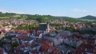 Krumlov Cesky kasabası, tepedeki kale, Moldova nehri, Avrupa 'daki Güney Bohemya Czech Cumhuriyeti şatosu, 2023 yazında panorama insansız hava aracı 4K uhd sinematik görüntüler..