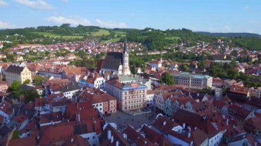 Krumlov Cesky kasabası, tepedeki kale, Moldova nehri, Avrupa 'daki Güney Bohemya Czech Cumhuriyeti şatosu, 2023 yazında panorama insansız hava aracı 4K uhd sinematik görüntüler..
