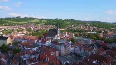 Krumlov Cesky kasabası, tepedeki kale, Moldova nehri, Avrupa 'daki Güney Bohemya Czech Cumhuriyeti şatosu, 2023 yazında patlama sol insansız hava aracı 4K uhd sinemasına kayıyor..