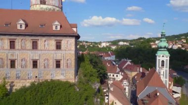 Krumlov Cesky kasabası, tepedeki kale, Moldova nehri, Avrupa 'daki Güney Bohemya Czech Cumhuriyeti kalesi, 2023 yazında 4K insansız hava aracı ters uçuşu..