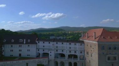 Krumlov Cesky kasabası, tepedeki kale, Moldova nehri, Avrupa 'daki Güney Bohemya Czech Cumhuriyeti' nde şato, 2023 yazında 4K insansız hava aracı....