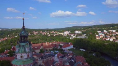 Krumlov Cesky kasabası, tepedeki kale, Moldova nehri, Avrupa 'daki Güney Bohemya Czech Cumhuriyeti şatosu, 2023 yazında panorama insansız hava aracı 4K uhd sinematik görüntüler..