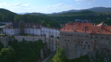 Krumlov Cesky kasabası, tepedeki kale, Moldova nehri, Avrupa 'daki Güney Bohemya Czech Cumhuriyeti' nde şato, 2023 yazında 4K insansız hava aracı....