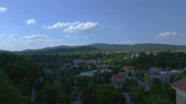 Krumlov Cesky kasabası, tepedeki kale, Moldova nehri, Avrupa 'daki Güney Bohemya Czech Cumhuriyeti' nde şato, 2023 yazında 4K insansız hava aracı....