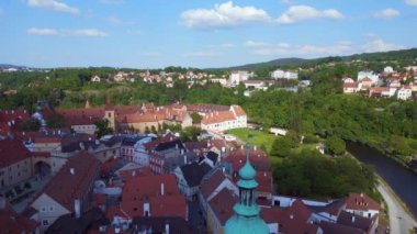 Krumlov Cesky kasabası, tepedeki kale, Moldova nehri, Avrupa 'daki Güney Bohemya Czech Cumhuriyeti kalesi, 2023 yazında 4K insansız hava aracı ters uçuşu..