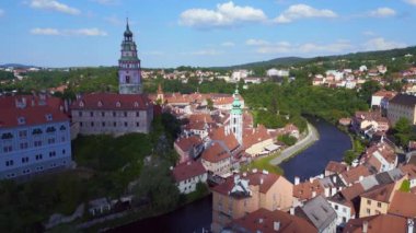 Krumlov Cesky kasabası, tepedeki kale, Moldova nehri, Avrupa 'daki Güney Bohemya Czech Cumhuriyeti' nde şato, 2023 yazında 4K insansız hava aracı....