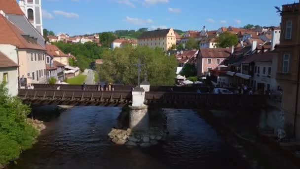 町クルムロフ チェスキー 丘の上の城 モルドバ川 ヨーロッパの南ボヘミア チェコ共和国のキャスライン 20の夏の上空飛行ドローン4Kウッド映画の映像 — ストック動画