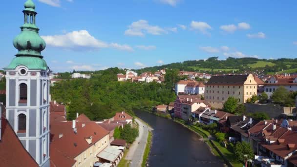 町クルムロフ チェスキー 丘の上の城 モルドバ川 ヨーロッパの南ボヘミアチェコ共和国のキャスライン 20の夏の降下ドローン4K Udシネマティック映像 — ストック動画
