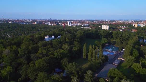 Berlín Ciudad Piscina Pública Alemania Europa Día Verano 2023 Sobrevuelo — Vídeos de Stock