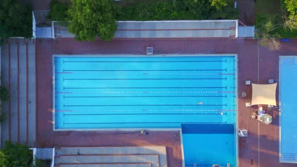 柏林公共游泳池德国在欧洲 2023年夏天 垂直鸟瞰无人机4K电影 — 图库视频影像
