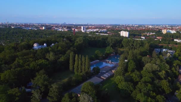 Berlijn Stad Openbaar Zwembad Duitsland Europa Zomerdag 2023 Boom Glijden — Stockvideo