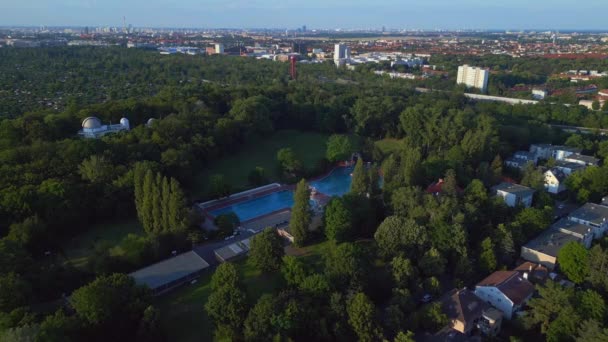 Berlin Şehir Yüzme Havuzu Almanya Avrupa 2023 Yazında Panorama Yörüngesindeki — Stok video