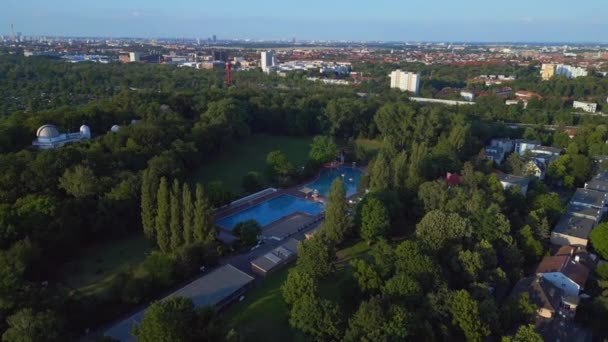 Berlín Město Veřejný Bazén Německo Evropě Letní Den 2023 Drone — Stock video