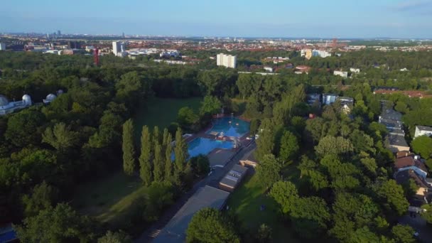 柏林公共游泳池德国在欧洲 2023年夏天 宽轨道概览无人驾驶4K电影 — 图库视频影像