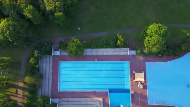 Berlijn Stad Openbaar Zwembad Duitsland Europa Zomerdag 2023 Kantelen Drone — Stockvideo