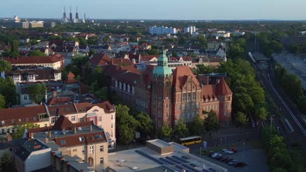 Avrupa Daki Berlin Otobanındaki Tarihi Okul Binası 2023 Yazında Sineması — Stok video