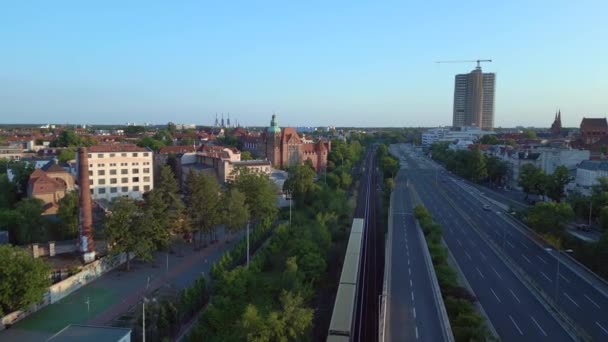 Historisk Skolbyggnad Motorväg Berlin Stad Tyskland Europa Sommardag 2023 Överflygning — Stockvideo