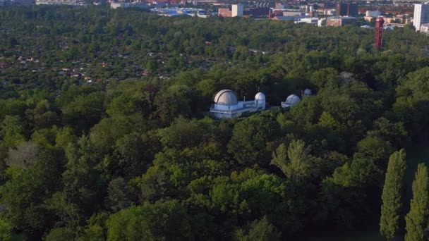 柏林市天文观测台德国在欧洲 2023年夏天 全景概览无人驾驶4K电影 — 图库视频影像