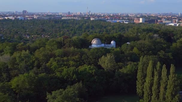 Αστρονομικό Παρατηρητήριο Βερολίνου Γερμανία Στην Ευρώπη Θερινή Ημέρα 2023 Πτήση — Αρχείο Βίντεο