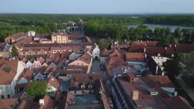 Trebon Wittingau kasabası Avrupa 'nın Güney Bohemya Czech cumhuriyeti, 2023 yazında 4K insansız hava aracına doğru kayıyor..