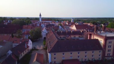Trebon Wittingau kasabası, Güney Bohemya Czech Cumhuriyeti, 2023 yazı. İHA 4K 'dan iniyor. Sinema görüntüleri..