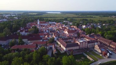 Trebon Wittingau kasabası, Güney Bohemya Czech Cumhuriyeti, 2023 yazında panorama insansız hava aracı 4K -- sinematik görüntü.