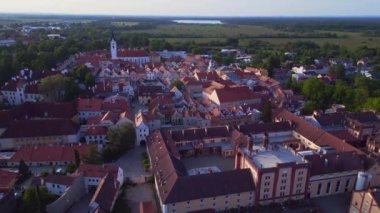 Trebon Wittingau kasabası, Güney Bohemya Czech Cumhuriyeti, 2023 yazında panorama insansız hava aracı 4K -- sinematik görüntü.