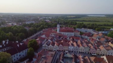 Trebon Wittingau kasabası, Güney Bohemya Czech Cumhuriyeti, 2023 yazında panorama insansız hava aracı 4K -- sinematik görüntü.