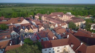 Trebon Wittingau kasabası, Güney Bohemya Czech Cumhuriyeti, 2023 yazında panorama insansız hava aracı 4K -- sinematik görüntü.