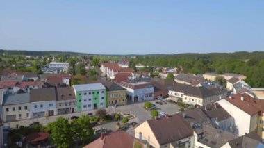 Heidenreichstein köyü, Avusturya Avrupa, yaz günü, 2023 hız rampası Hiperlapse zaman aşımı 4K uhd sinematik görüntüler.