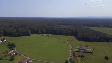 Chlum 'daki kırsal tarım arazileri, Czech Cumhuriyeti Avrupa, 2023 yazında insansız hava aracı 4K uhd sinematik görüntüler..