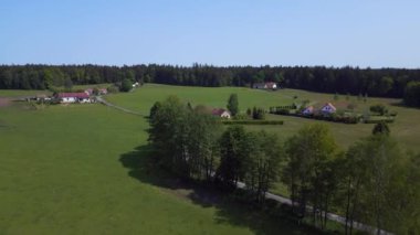 Chlum 'daki kırsal tarım arazileri, Czech Cumhuriyeti Avrupa, 2023 yazında 4K insansız hava aracı 4K sinematik görüntüler..