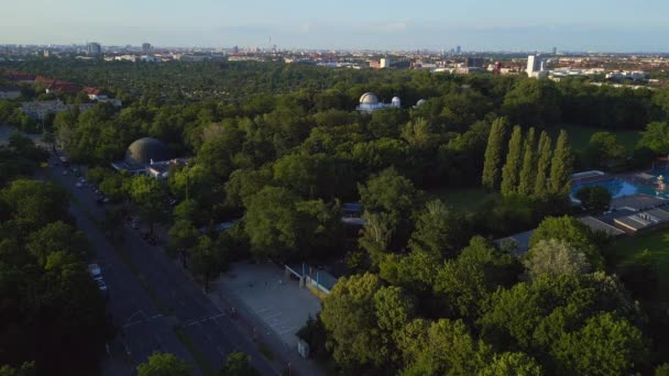 Берлінський Міський Планетарій Німеччина Європі Літній День 2023 Панорамний Огляд — стокове відео