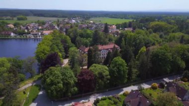 Chlum köyü, Czech Cumhuriyeti Avrupa Gölü 'nde, 2023 yazında 4K insansız hava aracı 4K sineması görüntülerine göz attı..