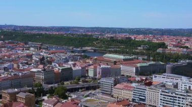 Prag şehir merkezi Avrupa Cumhuriyeti, 2023 yazı. İHA 4K sineması iniyor..