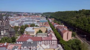 Prag şehir merkezi Avrupa Cumhuriyeti, 2023 yazı. İHA 4K sineması ters uçuşu..