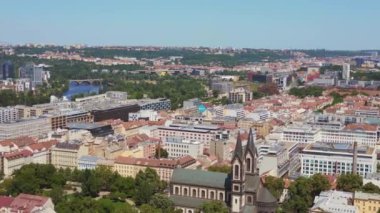 Prag şehir merkezi Czech Cumhuriyeti, 2023 yazında 4K hava aracına rotasyon..