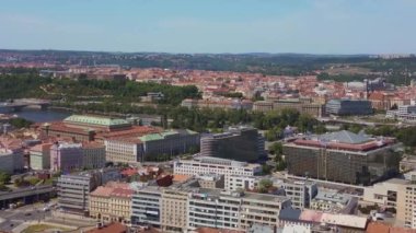 Prag şehir merkezi Czech Cumhuriyeti, 2023 yazında 4K hava aracına rotasyon..