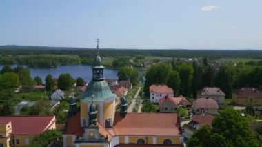 Czech Cumhuriyeti Avrupa 'nın Chlum köyündeki tepedeki kilise, 2023 yazında çok yakın bir uçuş uçağı 4K... sinematik görüntüler..